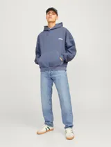 Hoodie azul con capucha y manga larga, de calce oversize y recortado.