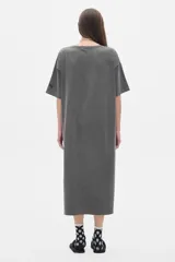 Vestido midi gris de algodón, corte amplio, cuello redondo y mangas cortas caídas.