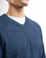 Sweater negro de punto con cuello en V, de calce regular.