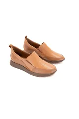 Zapatos estilo náuticos color caramelo, de cuero vacuno con textura delicada y acabado en color nácar. Diseño slip-on sin cordones con inserciones elásticas laterales y suela flexible con tecnología Antistress.