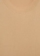 Top de punto de canalé color beige, de tejido fino, con cuello redondo y tirantes anchos.