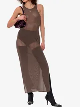 Vestido largo de malla color marrón con aberturas laterales y espalda deportiva tipo nadador. Presenta un logo Oval D recortado en el pecho.