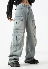 Pantalón de jean azul claro lavado, de corte ancho y holgado (oversize), con múltiples bolsillos cargo en los laterales.