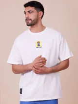 Remera blanca de algodón con cuello redondo y estampado pequeño en el pecho.