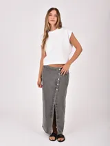 Falda larga de denim color celeste claro, de corte recto, con abertura frontal abotonada.