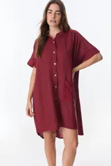 Vestido camisero celeste de lino con cuello mao, manga corta con detalle de calado y bolsillo de crochet.