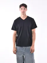 Remera negra de corte regular con cuello en V y mangas cortas.