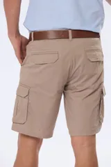 Bermuda cargo color caqui confeccionada en 98% algodón y 2% spandex.