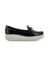 Mocasín de cuero con hebilla metálica en el empeine y plataforma de caucho, diseño moderno y elegante.