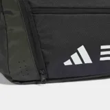 Bolso de lona deportivo Adidas, color negro, con logo de las tres barras en blanco en el frente. Posee asas de transporte dobles y correa de hombro ajustable con almohadilla. El fondo es recubierto para mayor durabilidad.