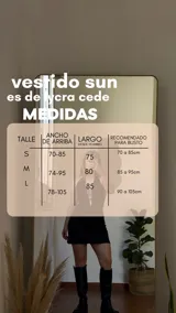 Vestido corto marrón de jersey de lycra, con escote halter y aberturas en el frente.