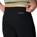 Pantalón chino negro de corte recto, con múltiples bolsillos y tecnología Omni-Shield™ que repele la humedad y resiste las manchas.