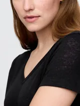 Remera crop blanca de lino con escote en V y mangas cortas.