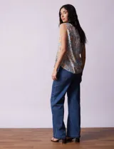 Blusa sin mangas de gasa estampada, marca Zac & Rachel. Escote en V, abertura central con botones y ruedo con volado.