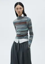 Jersey de punto fino con estampado de rayas horizontales en tonos azul, marrón y gris. Tiene cuello alto y corte recto.