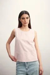 Blusa sin mangas con estampado a rayas verticales color verde y blanco.