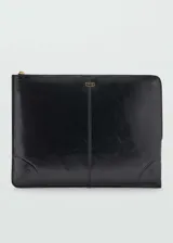 Funda negra de poliuretano con cierre de cremallera, logo metálico y costuras decorativas.