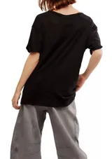 Camiseta blanca de corte relajado con escote en V y bolsillo en el pecho, confeccionada en mezcla de algodón y lino.