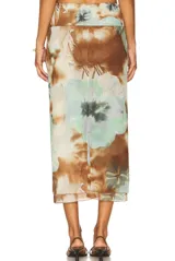 Falda midi de mesh con estampado floral en tonos marrones, verdes y celestes.