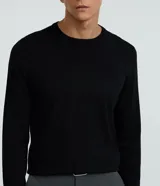 Suéter de viscosa color gris claro, de corte clásico, con cuello redondo y mangas largas.