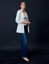 Blazer blanco en crepe, marca Dictionary. Cuello con solapa y abertura central. Delantera con bolsillos. Manga ¾ fruncida y forro interno.