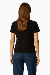 Remera blanca de algodón de manga corta, corte al cuerpo y cuello redondo con detalle de strass en el escote.