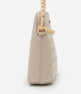 Cartera transversal pequeña color marrón con efecto tressê, cierre de cremallera y correa de cadena larga.