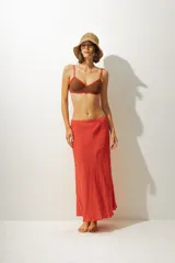 Falda midi de cuero color blanco, corte evasé y cintura alta.