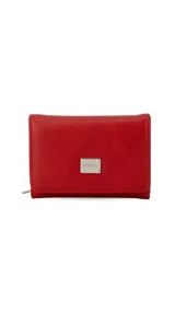 Billetera corta de símil cuero color beige claro, con cierre de broche a presión en la solapa principal. Presenta múltiples compartimentos internos para tarjetas y billetes, y un bolsillo exterior con cierre en la parte posterior. Lleva una placa metálica con el logo de la marca.