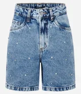 Bermuda de jeans azul con corte mom, tiro alto, cierre con botón y cremallera, y apliques de strass en el frente.
