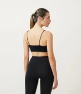 Top deportivo negro con escote ovalado y tirantes finos.