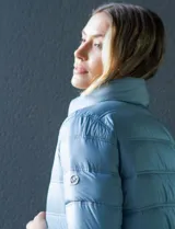 Campera puffer reversible Michael Kors color rosa con estampado de logos MK en un lado y liso en el otro. Tiene cierre central metálico, bolsillos delanteros y avíos metálicos con logo. Incluye bolsa autoportante.