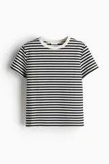 Remera de manga corta con cuello redondo y estampado de rayas horizontales negras y blancas.