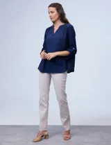 Blusa texturada con cuello a la base y escote en V, de manga larga ajustable, de la marca Ruby Rd.