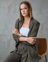 Blazer blanco de lino con cuello con solapa, bolsillos sastre y mangas fruncidas.