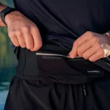 Riñonera unisex negra marca Merrell, modelo Yukon Trail Belt, ideal para trail running. Tiene capacidad de 2 litros, ajuste elástico y cuatro bolsillos exteriores con cierre.