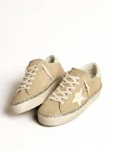 Zapatillas Golden Goose Hi Star de gamuza color beige con estrella blanca en el lateral, cordones blancos y plataforma con glitter.