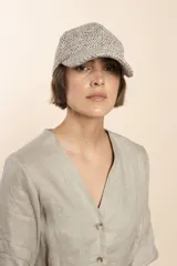 Gorra con visera de lana color beige con diseño de espiga.
