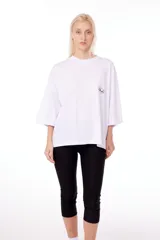 Remerón blanco de algodón con cuello redondo y logo estampado en el pecho. Corte amplio.
