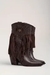 Bota texana de cuero color marrón, con caña media, punta fina, taco cuadrado y apliques de tachas y flecos.