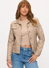 Campera color beige de cuero sintético con cuello camisero, cierre frontal de botones metálicos, dos bolsillos con solapa en el pecho y dos bolsillos laterales.