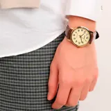 Reloj Casio con correa de cuero marrón, esfera color crema de 45mm y caja dorada. Resistente al agua.