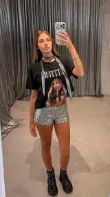 Remera negra de corte oversize con estampado frontal que incluye la palabra "FUTTTURA" en blanco y una imagen de una mujer de cabello largo y castaño.