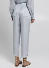 Pantalón cropped color gris claro, de corte recto y cintura elastizada.