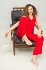 Sandalias negras de cuero con plataforma y taco cuadrado, tiras finas sobre el empeine y pulsera al tobillo con hebilla.