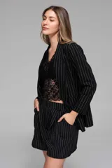 Short sastrero con estampado de rayas verticales, cintura alta con lazo regulable y bolsillos laterales.