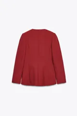 Blazer rojo de escote pico y manga larga. Bolsillos de vivo en delantero. Cierre frontal con botones a presión.