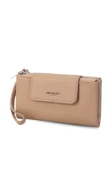 Billetera larga color beige, con textura símil cuero, solapa frontal con broche y correa de mano desmontable. Posee un compartimento lateral con cierre metálico.