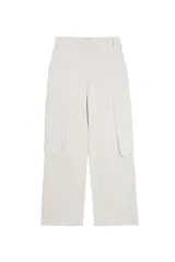 Pantalón cargo beige de corte recto confeccionado en 100% algodón, con múltiples bolsillos delanteros, laterales y traseros.