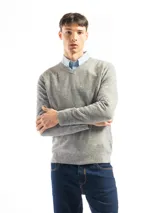 Sweater gris de punto con cuello en V.